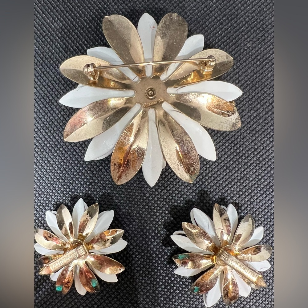 Vtg 60s Sarah Coventry "Water Lily" Gold Tone & Ivory Enamel Brooch & Earrings - Picture 4 of 5